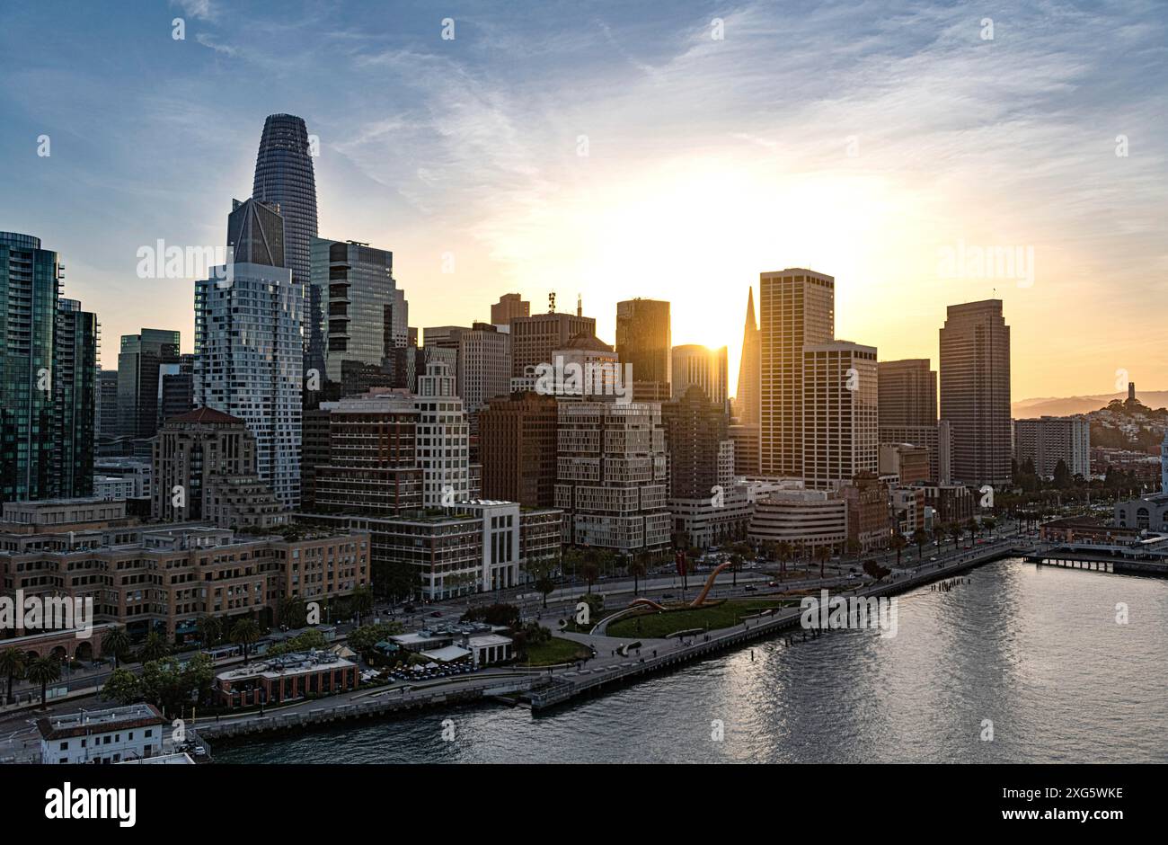 Centre-ville de San Francisco au coucher du soleil. Vue depuis le pont d'Oakland Bay Banque D'Images