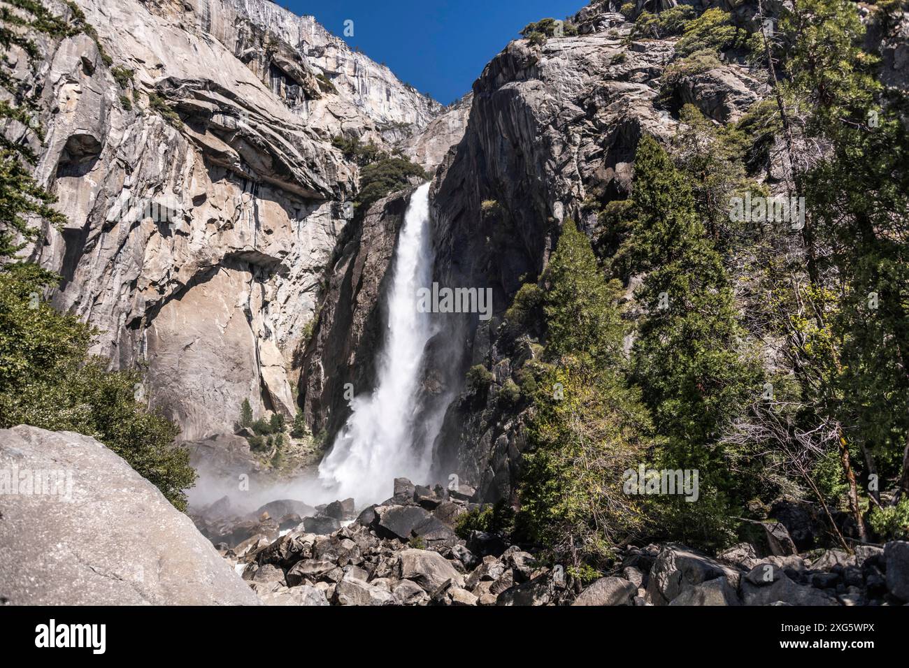 Abaissez les chutes de Yosemite par temps ensoleillé Banque D'Images