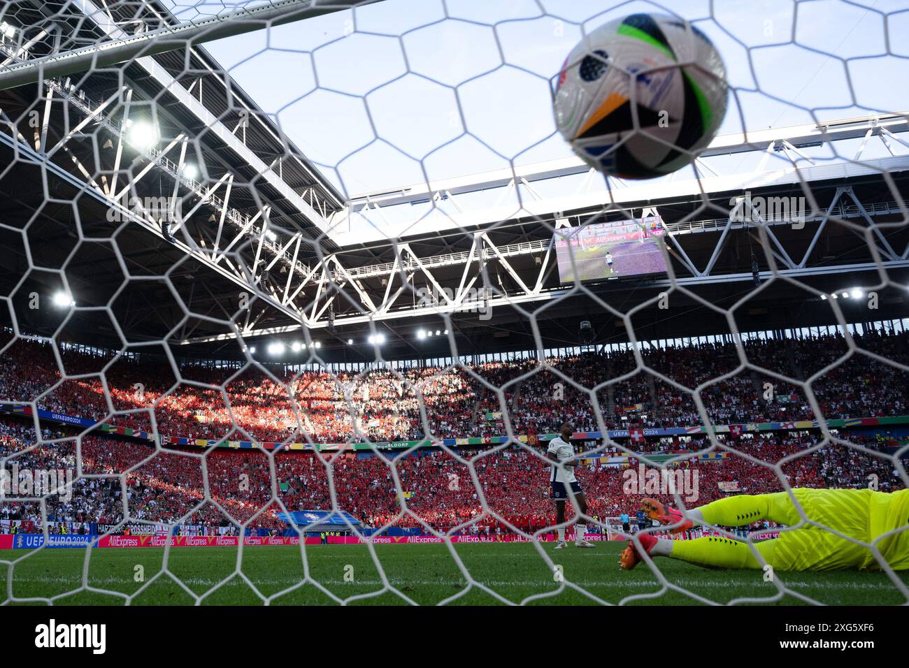 Dusseldorf. 6 juillet 2024. L'Anglais Ivan Toney marque dans la tirs au but lors du match de quart de finale de l'UEFA Euro 2024 entre l'Angleterre et la Suisse à Dusseldorf, en Allemagne, le 6 juillet 2024. Crédit : Xiao Yijiu/Xinhua/Alamy Live News Banque D'Images