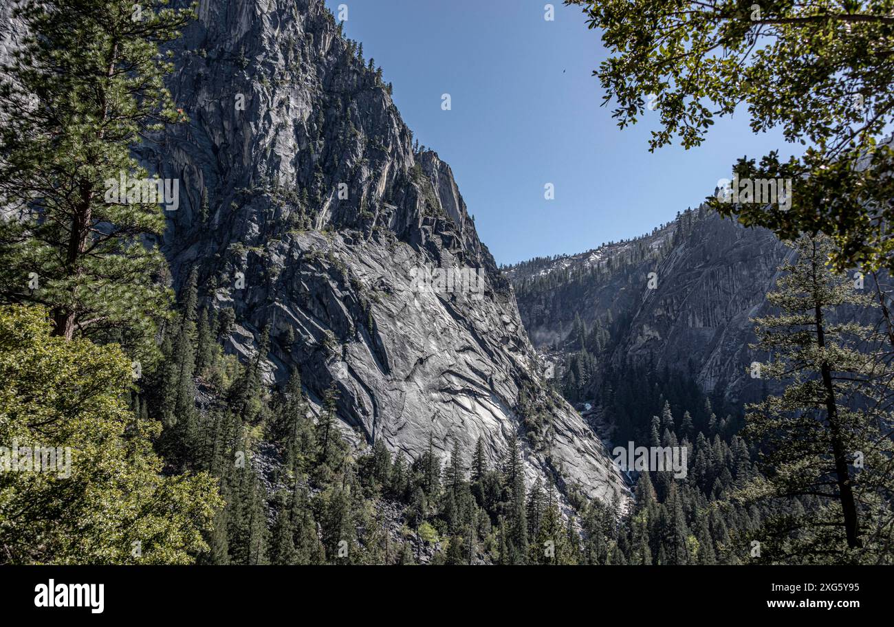 Gorge dans le parc national de Yosemite avec une petite crique Banque D'Images