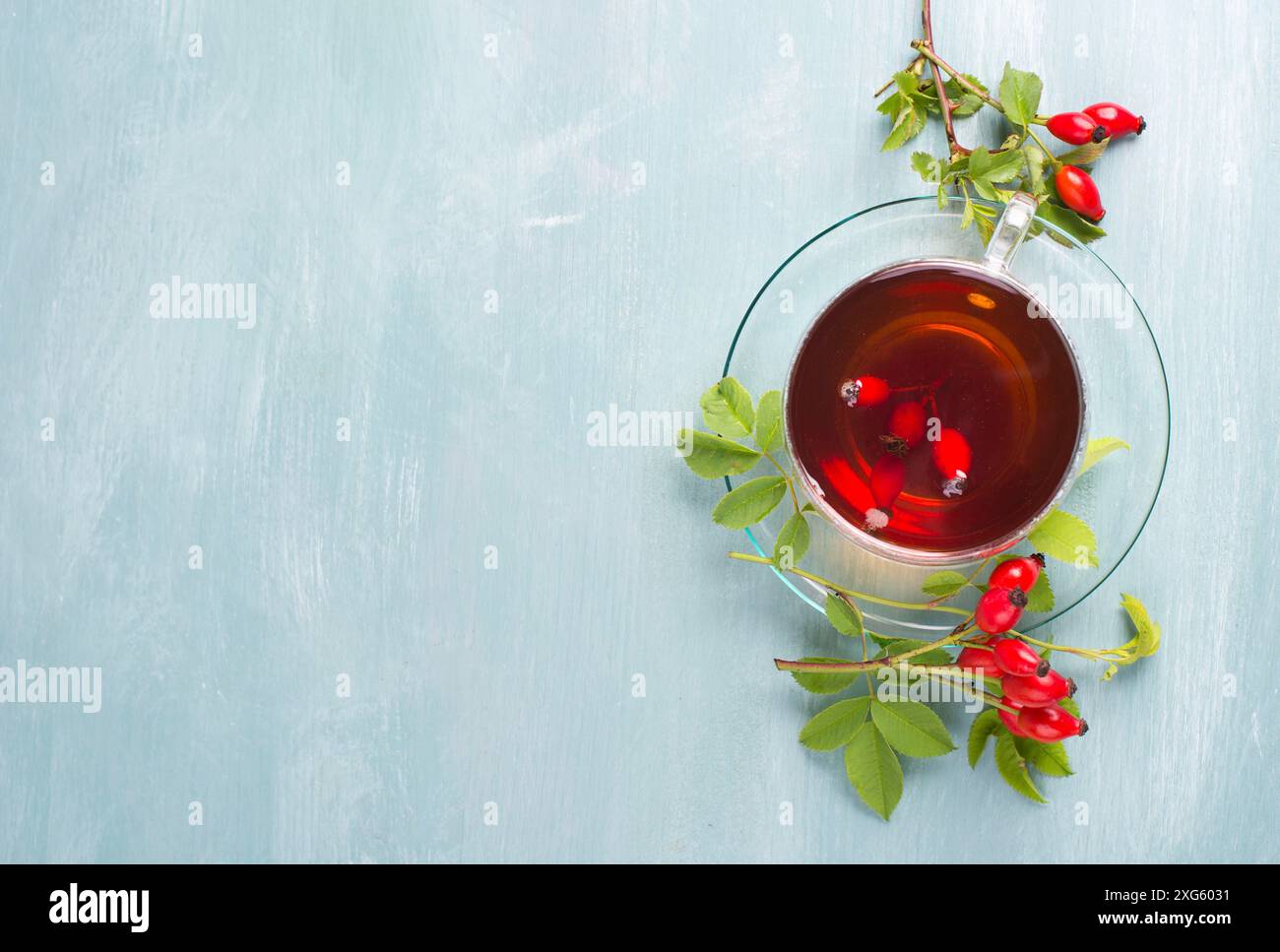 Thé rose hip avec fruits frais et feuilles, boisson chaude Banque D'Images