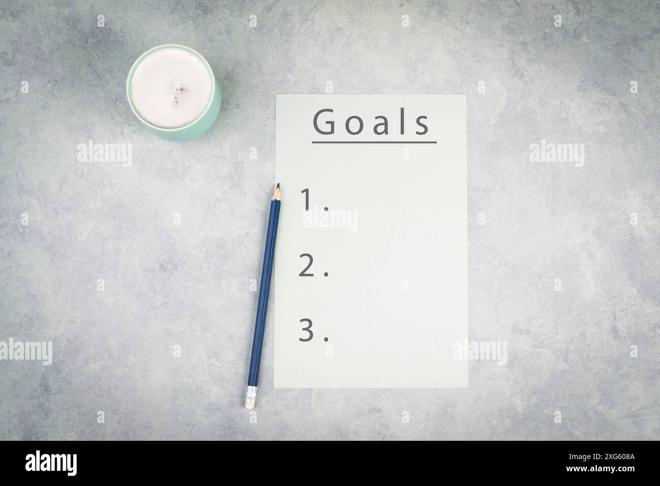 Papier vide avec un stylo sur un fond texturé, le mot objectif est debout sur le haut de la page, la planification de nouvelles cibles, liste de choses à faire, tasse de café Banque D'Images