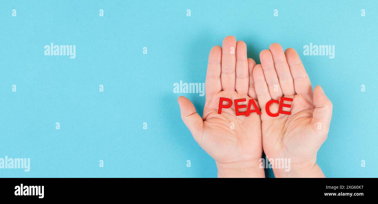Tenir le mot paix entre les mains, mettre fin à la guerre, soutenir l'Ukraine, vivre ensemble dans la paix Banque D'Images