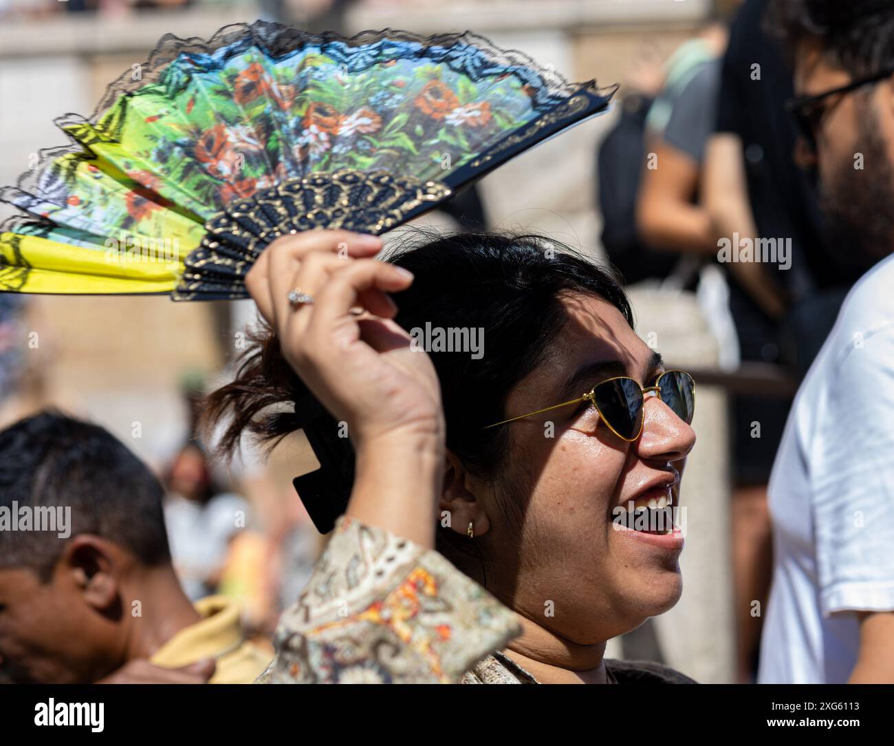 Pékin, Italie. 6 juillet 2024. Une femme pose pour une photo avec un fan à la fontaine de Trevi à Rome, Italie, le 6 juillet 2024. Crédit : Li Jing/Xinhua/Alamy Live News Banque D'Images