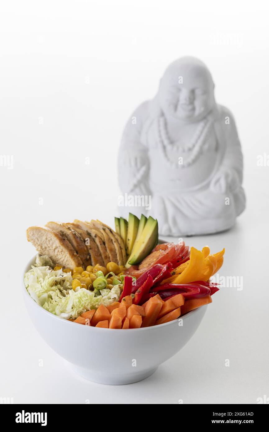 Buddha Bowl avec poulet sur bois Banque D'Images