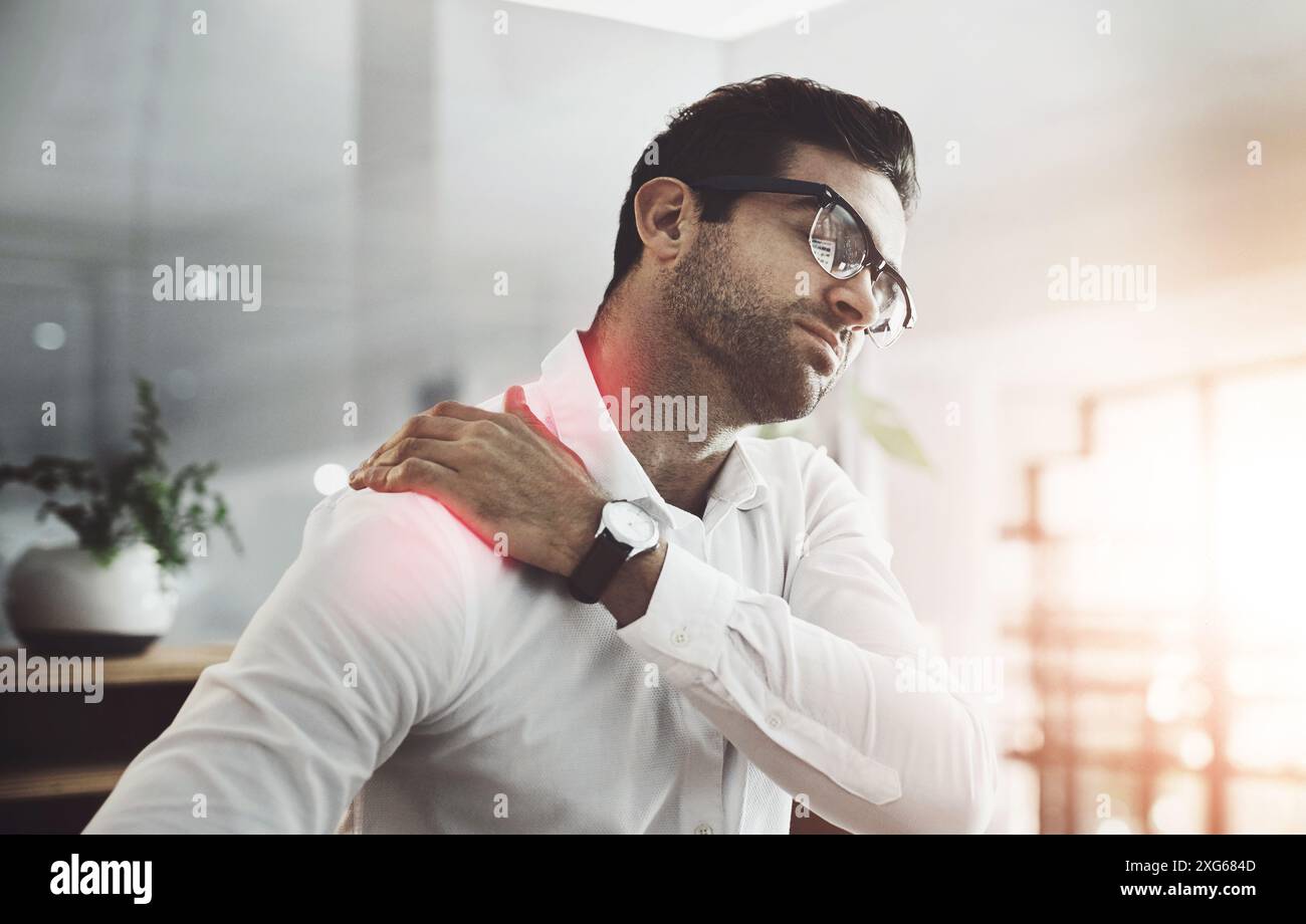 Stress, fatigue et homme au bureau avec douleur à l'épaule, effort ergonomique et burnout au bureau. Posture, homme d'affaires frustré et fatigué avec du muscle Banque D'Images