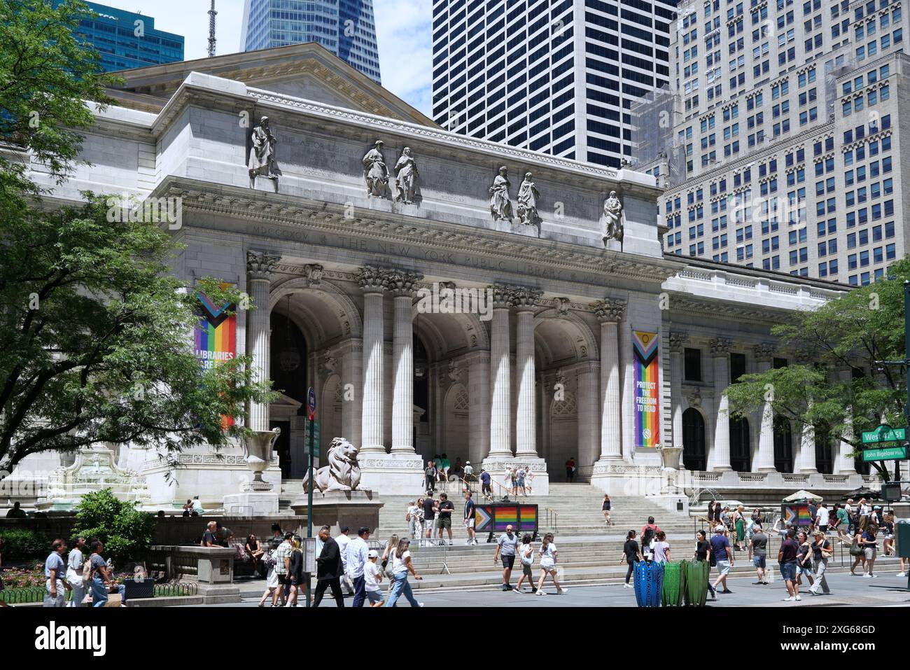 Manhattan Street, Fifth Avenue avec New York public Library Banque D'Images