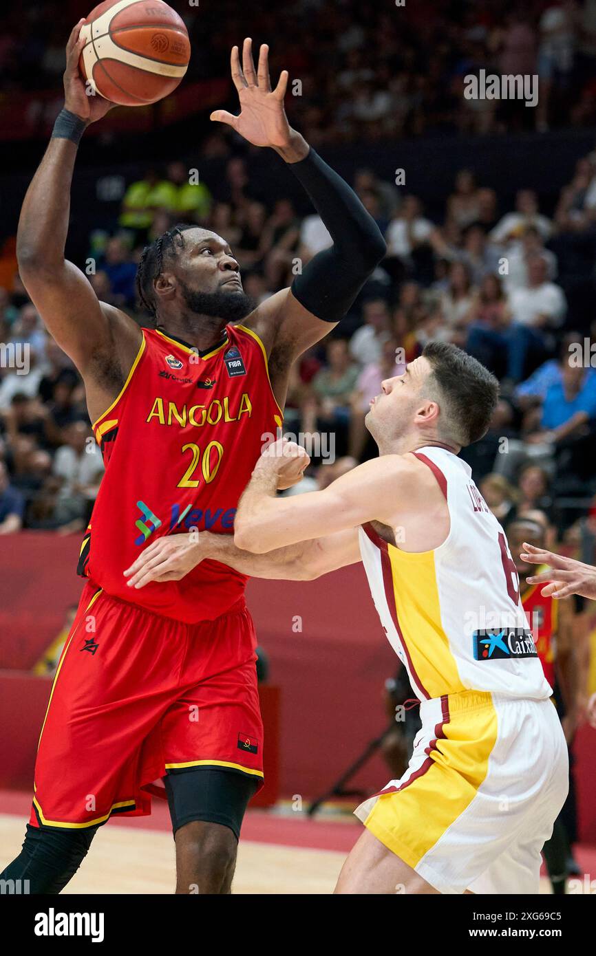 Valencia, Espagne. 03 juillet 2024. Bruno Fernando de l'équipe d'Angola, Xabi Lopez Arostegui de l'équipe d'Espagne vus en action pendant le match entre l'Espagne et l'Angola dans le tournoi de qualification olympique FIBA Espagne 2024 phase de groupes le 3 juillet 2024 au tribunal municipal de Fuente de San Luis (Valence, tournoi de qualification olympique FIBA Espagne 2024 phase de groupes le 3 juillet 2024). Score final ; Espagne 89 - 81 Angola. Score final ; Espagne 89 - 81 Angola (photo de Germán Vidal/SOPA images/SIPA USA) crédit : SIPA USA/Alamy Live News Banque D'Images