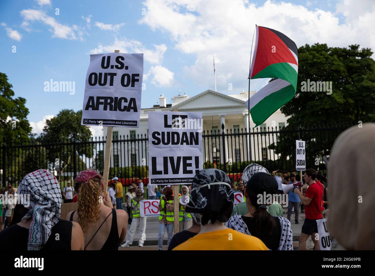 Washington DC, États-Unis . 06 juillet 2024. Des militants pour les droits démocratiques du Soudan montrent des signes avec les mots ''laissez le Soudan vivre'' parmi d'autres textes informatifs lors d'un rassemblement devant la Maison Blanche à Washington DC, USA, le 6 juillet 2024. Ils réclament la paix et une aide humanitaire pour la République du Soudan, ainsi que la fin du conflit soudanais en cours. Crédit : Aashish Kiphayet/Alamy Live News Banque D'Images