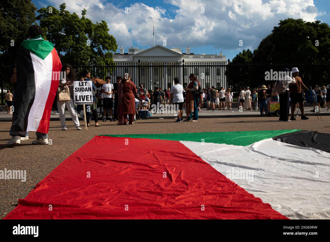 Washington DC, États-Unis . 06 juillet 2024. Des militants pour les droits démocratiques du Soudan ont affiché un drapeau national soudanais devant la Maison Blanche à Washington DC, aux États-Unis, le 6 juillet 2024. Ils réclament la paix et une aide humanitaire pour la République du Soudan, ainsi que la fin du conflit soudanais en cours. Crédit : Aashish Kiphayet/Alamy Live News Banque D'Images