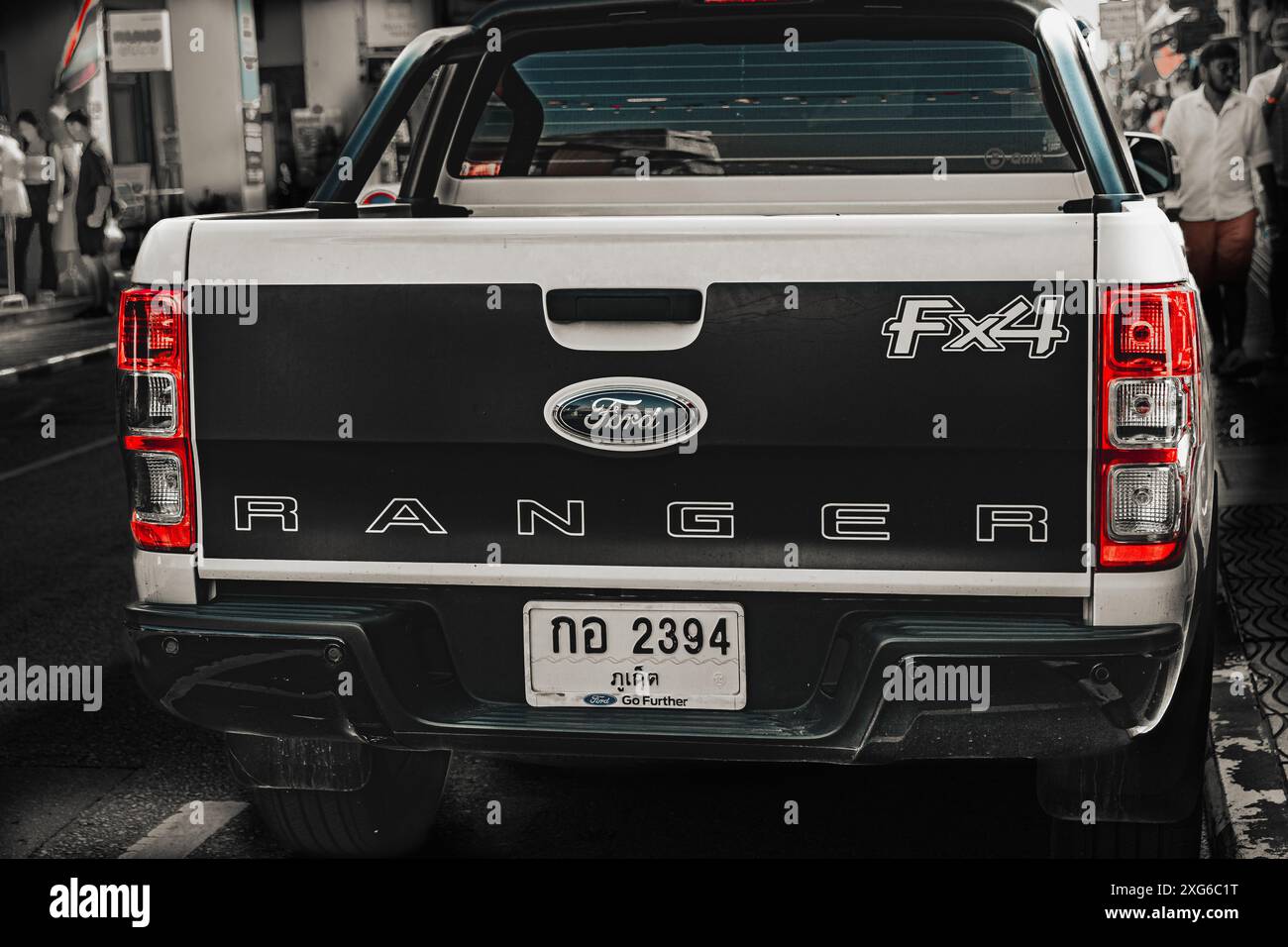 Nouveau camion Ford Ranger FX4 garé sur la route latérale. Route ou piste de terre. Le Ford Ranger FX4. Camionnette. Thaïlande Phuket. Juin 26,2024 Banque D'Images Nouveau camion Ford Ranger FX4 garé sur la route latérale. Route ou piste de terre. Le Ford Ranger FX4. Camionnette. Thaïlande Phuket. Juin 26,2024 Banque D'Images