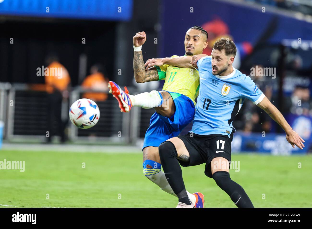 July 06, 2024: Brazil midfielder Raphinha (11) and Uruguay defender MatÃas ViÃ±a (17) challenge each other for the ball during the CONMEBOL Copa America Quarterfinals match at Allegiant Stadium between Uruguay and Brazil on July 06, 2024 in Las Vegas, NV. Christopher Trim/CSM. (Credit Image: © Christopher Trim/Cal Sport Media) (Cal Sport Media via AP Images) Banque D'Images