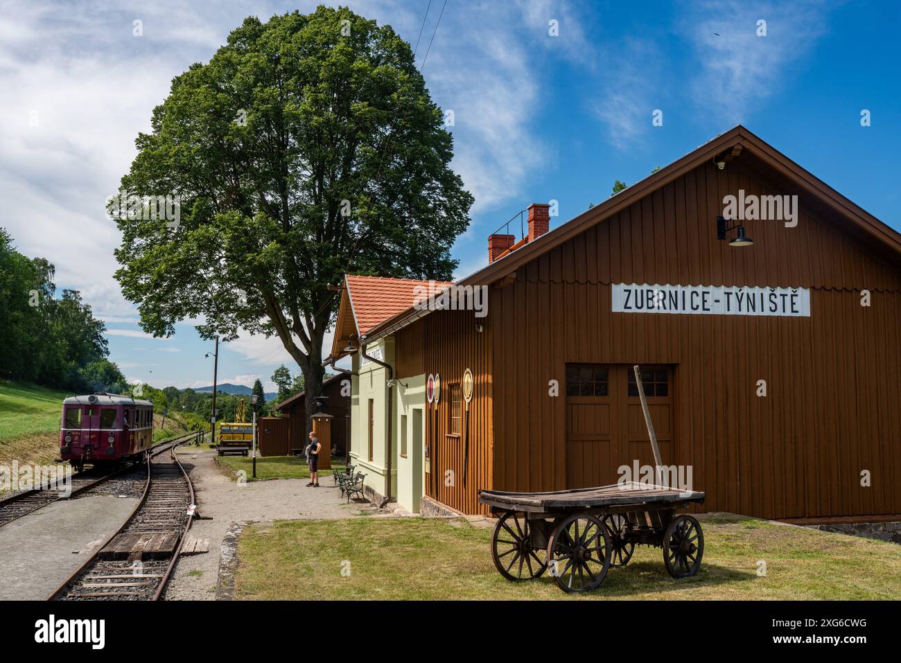 Le wagon historique tchèque 'M 131.1' part de la gare de Zubrnice-Týniště, un chemin de fer musée dans les hautes terres de Bohême centrale. Tourné un jour d'été. Banque D'Images