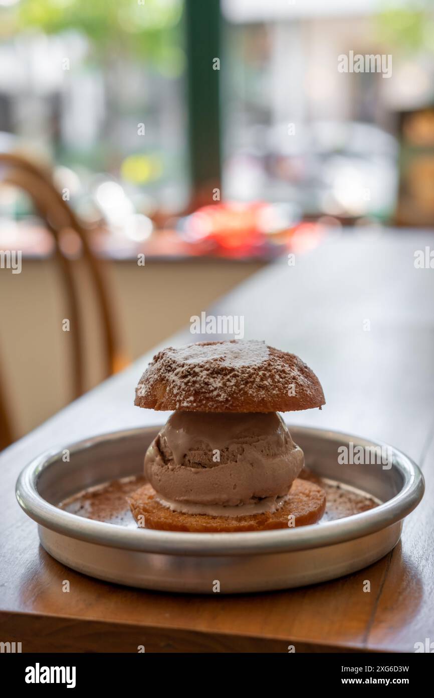 Crème glacée au chocolat avec pain frit servi sur assiette Banque D'Images