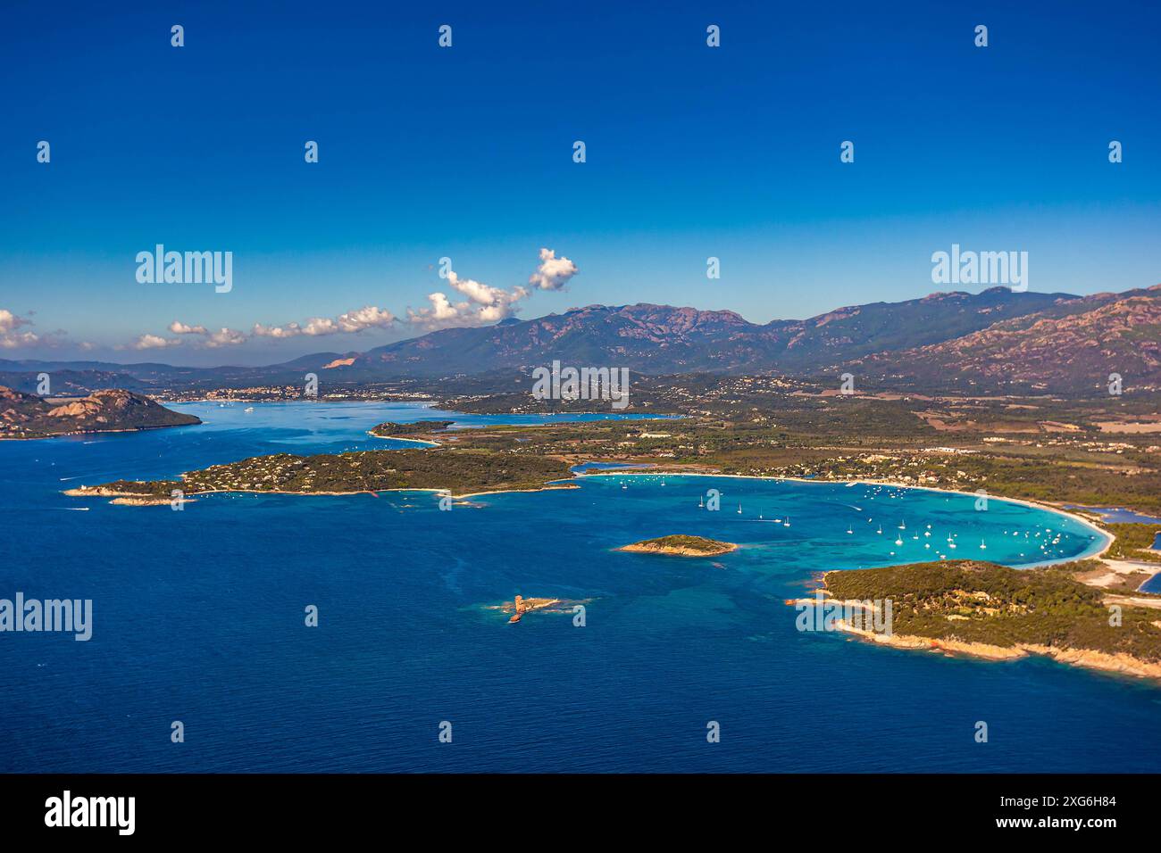 FRANCE. CORSE-DU-SUD (2A) VUE AÉRIENNE DE LA BAIE DE SAN CIPRIANU, PUNTA D'ARASU Banque D'Images