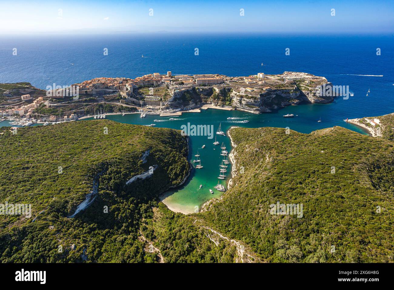 FRANCE. CORSE-DU-SUD (2A) VUE AÉRIENNE DE LA RÉSERVE NATURELLE DES BOUCHES DE BONIFACIO, DE LA CITADELLE ET DU PORT DE BONIFACIO Banque D'Images