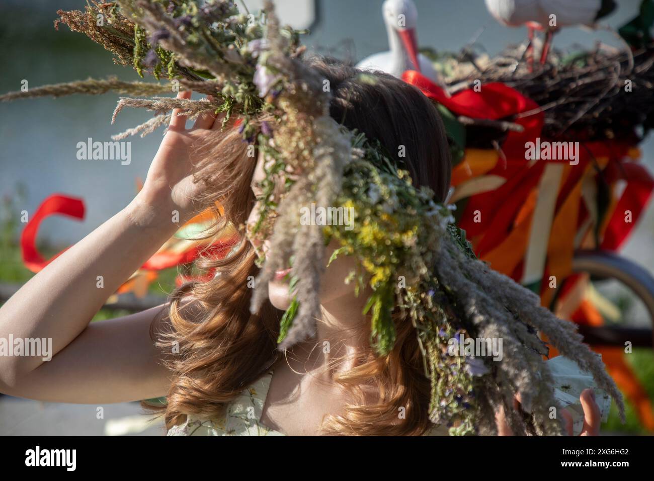 Moscou, Russie. 6 juillet 2024. Des filles dans des couronnes de fleurs sauvages sont vues lors d'une célébration de la fête biélorusse 'Kupalle' dans le parc Ostankino à Moscou, en Russie. Kupalle ou Ivana Kupala Day, également connu sous le nom Ivana-Kupala ou Kupala Night, est une fête populaire païenne traditionnelle dans les cultures slaves orientales. Les filles créent et portent des couronnes de fleurs et effectuent divers rituels. Au départ, Ivana-Kupala était un rite de fertilité païenne qui était également lié à la célébration du solstice d'été lorsque les nuits sont les plus courtes Banque D'Images