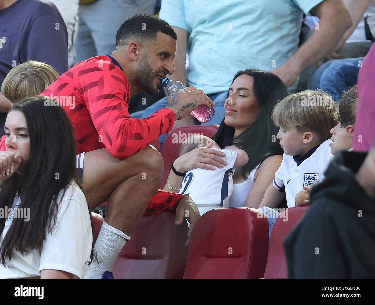 Dusseldorf, Allemagne. 6 juillet 2024. Kyle Walker d'Angleterre avec sa femme Annie Kilner lors du quart de finale des Championnats d'Europe de l'UEFA à Dusseldorf Arena, Dusseldorf. Le crédit photo devrait se lire : Paul Terry/Sportimage crédit : Sportimage Ltd/Alamy Live News Banque D'Images