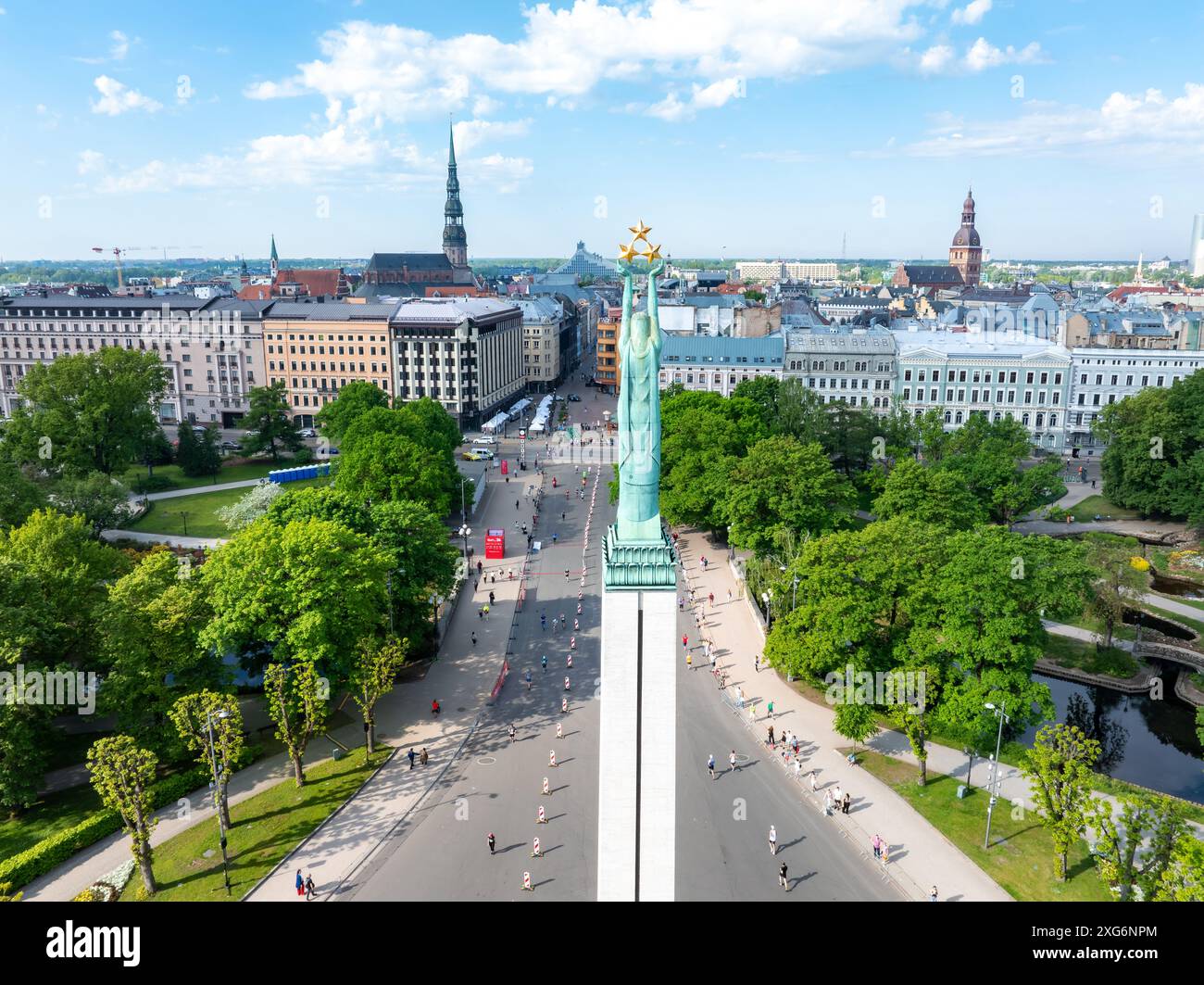 Vue aérienne du monument de la liberté et du parc environnant à Riga, Lettonie Banque D'Images