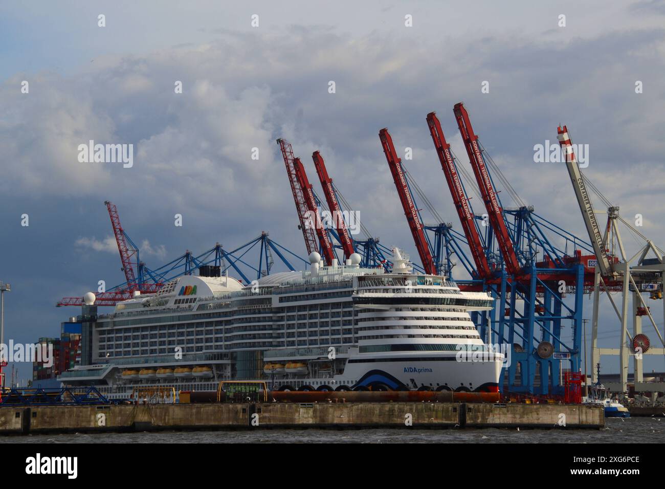 DAS Kreuzfahrtschiff AIDAprima verlässt den Hamburger Hafen. *** Le bateau de croisière AIDAprima quitte le port de Hambourg Banque D'Images