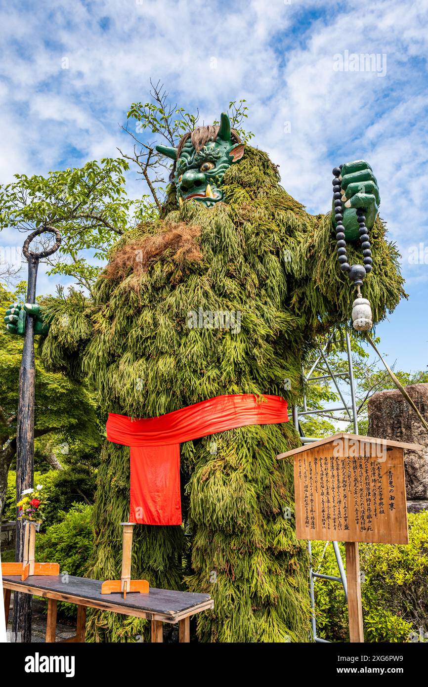 Démon vert appelé 'Ao Oni' représentant le prêtre bouddhiste Rocho, fait de branches de cèdre, près du temple Ishiyamadera, dans la préfecture de Shiga, au Japon Banque D'Images