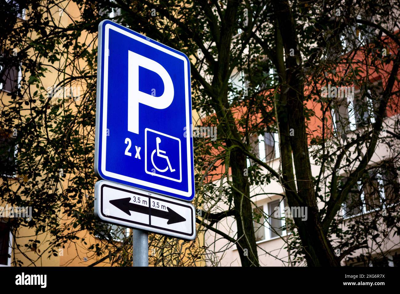 Panneau de signalisation utilisé pour réserver deux places de stationnement larges pour les personnes handicapées Banque D'Images