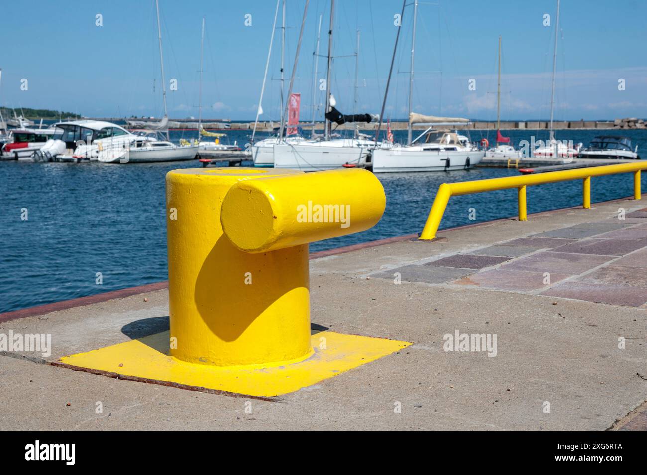 Noblessner, Tallinn, Estonie - 29 juin 2024 - Marina avec des voiliers amarrés sur un quai de doigt en journée ensoleillée Banque D'Images