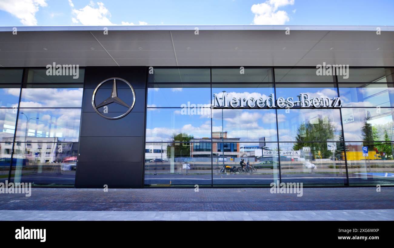 Varsovie, Pologne. 5 juillet 2024. Façade vitrée moderne de Mercedes-Benz, marque automobile mondiale allemande et division de Mercedes-Benz Group AG Banque D'Images