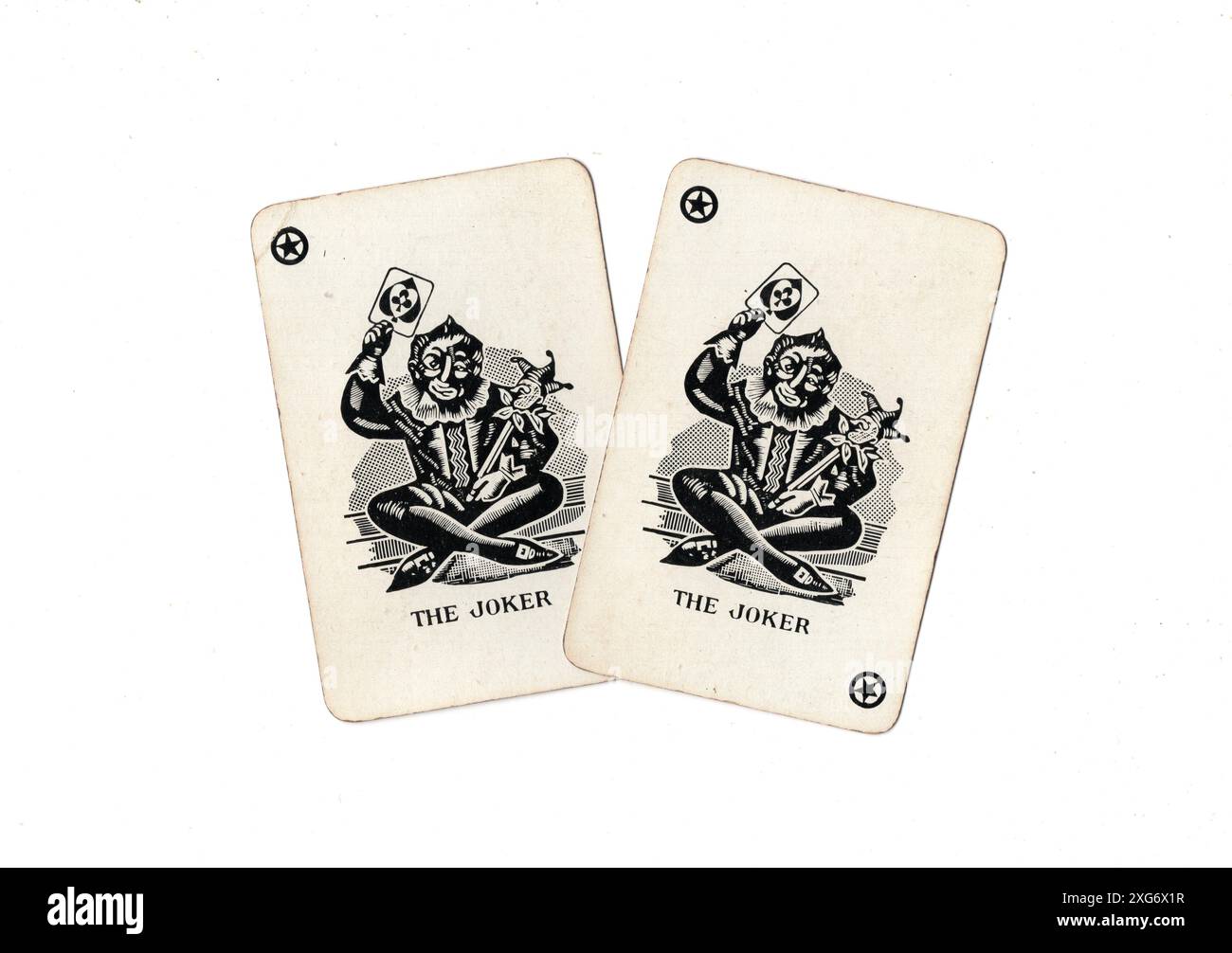 Une paire de cartes à jouer joker vintage sur un fond blanc. Banque D'Images