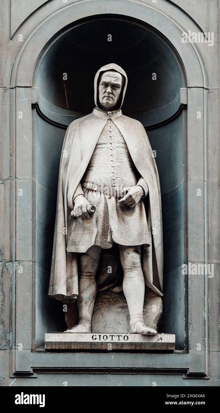 FLORENCE, ITALIE-30 mai 2023 : Statue de Giotto dans les niches de la colonnade de la Galerie des Offices, Florence, Italie. Banque D'Images