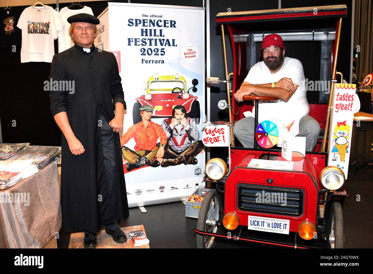 Terence Hill Figur und Bud Spencer Doppelgänger auf der German film Comic Con Babelsberg im Filmpark Babelsberg. Potsdam, 06.07.2024 Banque D'Images