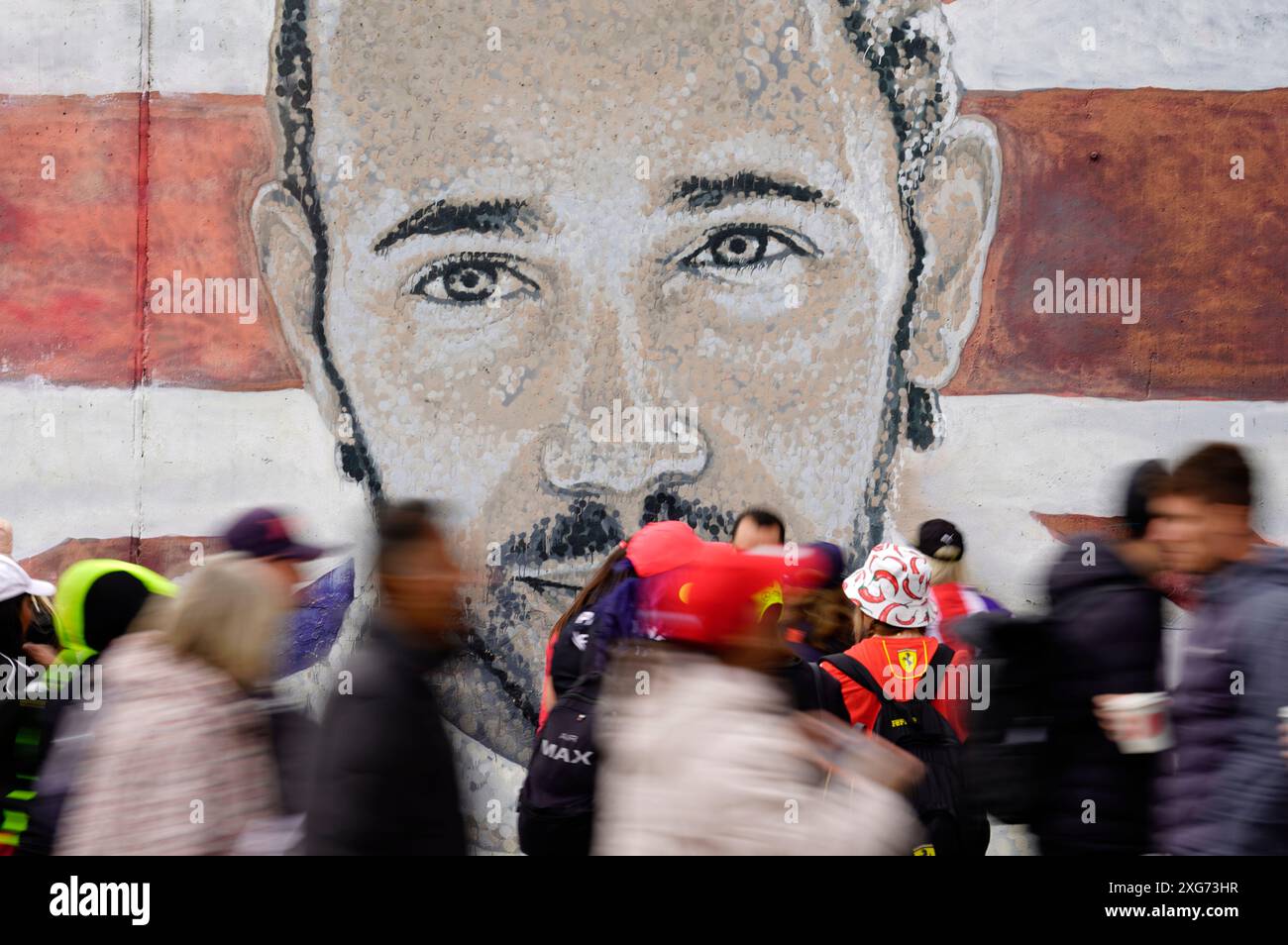 Les spectateurs passent devant une fresque de Lewis Hamilton avant la course au circuit de Silverstone, dans le Northamptonshire. Date de la photo : dimanche 7 juillet 2024. Banque D'Images