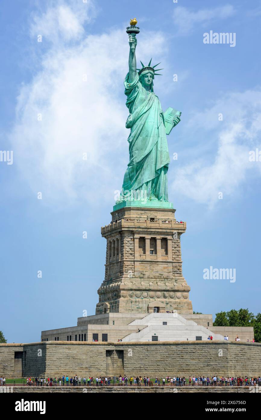 L'emblématique Statue de la liberté sur Liberty Island. La statue revêtue de cuivre est une figure de Libertas, la déesse romaine de la liberté, tenant une torche au-dessus de lui Banque D'Images