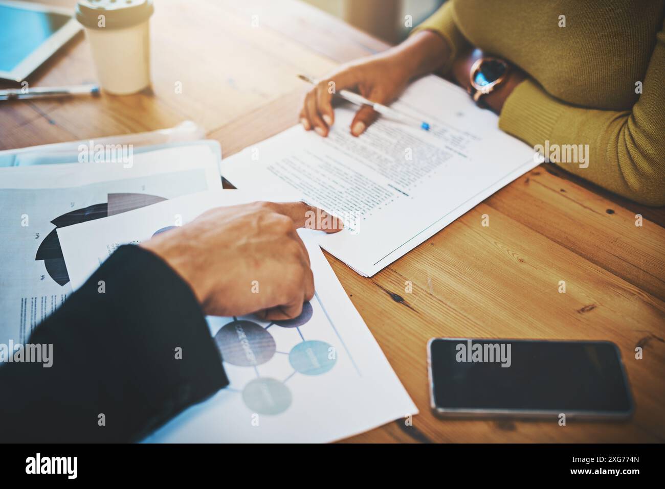 Mains d'affaires, paperasse et travail d'équipe en réunion avec le contrat, résumé et description de poste pour accord. Personnes dans les ressources humaines avec signature Banque D'Images