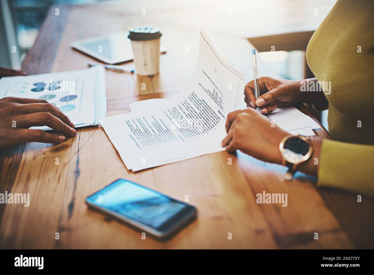 Mains d'affaires, documents et signature en réunion pour contrat, résumé et accord de description de poste. Personnes dans les ressources humaines avec négociation d'emploi Banque D'Images
