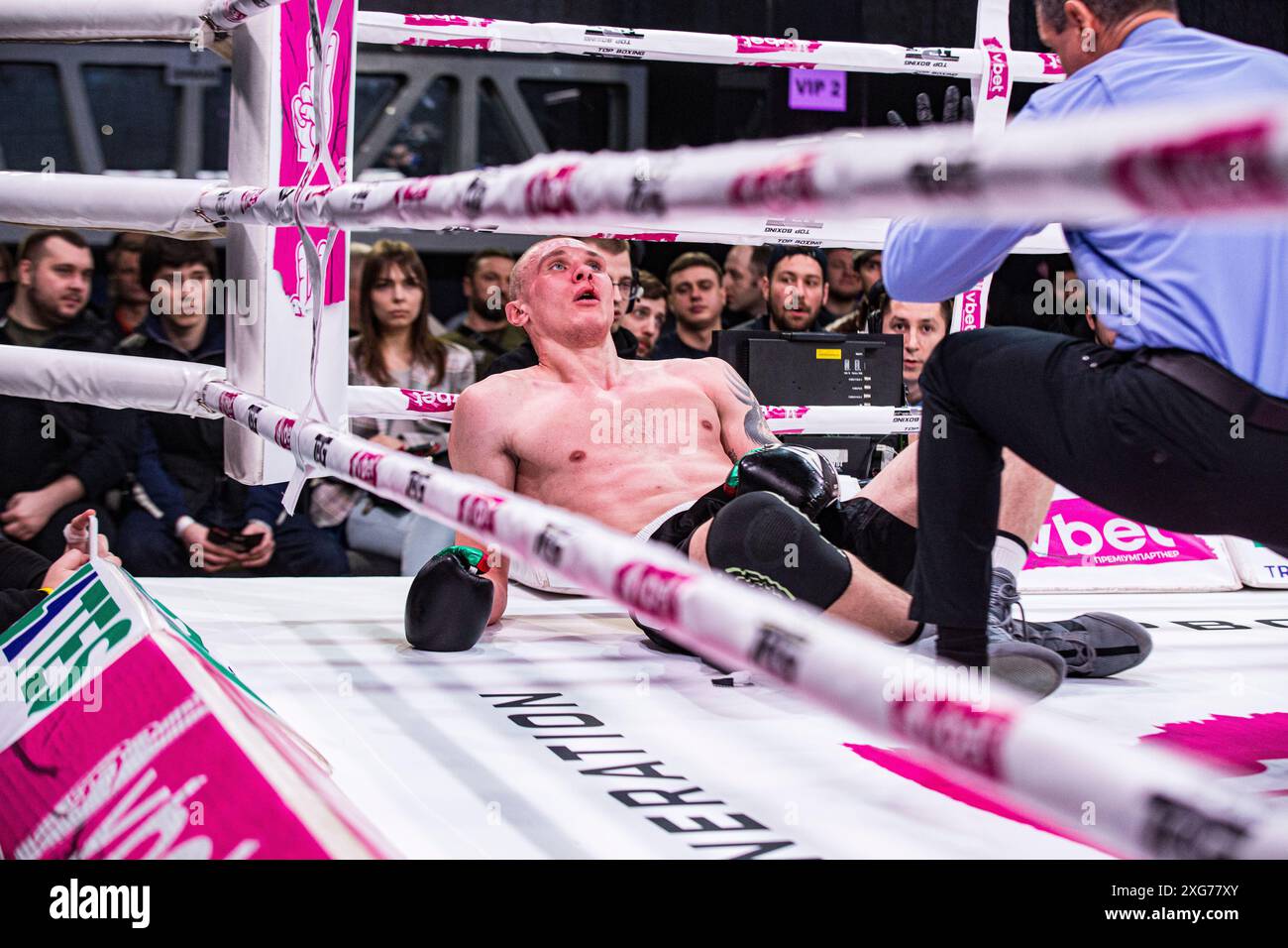 Juge Vadym Lavrinets compte le combattant Vlad Dmitrenko pendant la nuit de boxe professionnelle dans Kiev Rovesnik salle conventionnelle sur la rive gauche de dne Banque D'Images