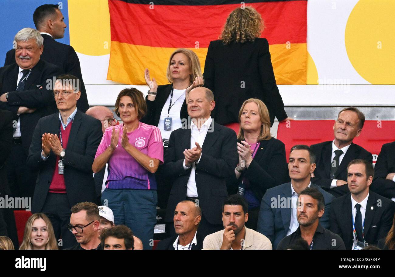 Fussball, Europameisterschaft, EURO 2024, Viertelfinale, MHP-Arena Stuttgart : Spanien Deutschland 2:1 n.V., Bundeskanzler Olaf Scholz, Ehefrau Britta Ernst, Innenmininsterin Nancy Faeser, BundestagsprŠsidentin BŠrbel Bas, Gesundheitsminister Karl Lauterbach. Banque D'Images