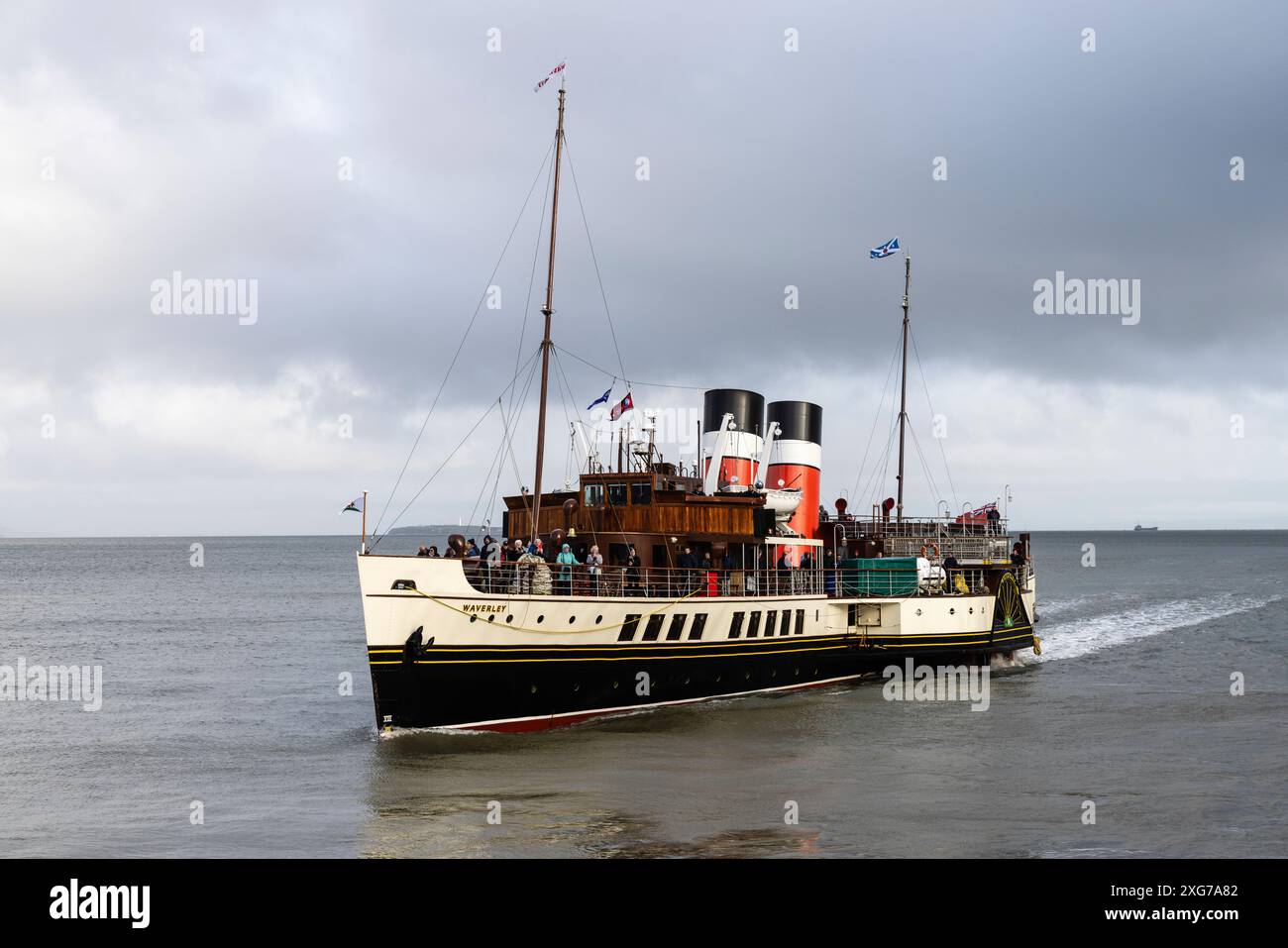 Le bateau à aubes Waverley, le dernier bateau à aubes en mer au monde, approche de Penarth Pier, près de Cardiff. Banque D'Images