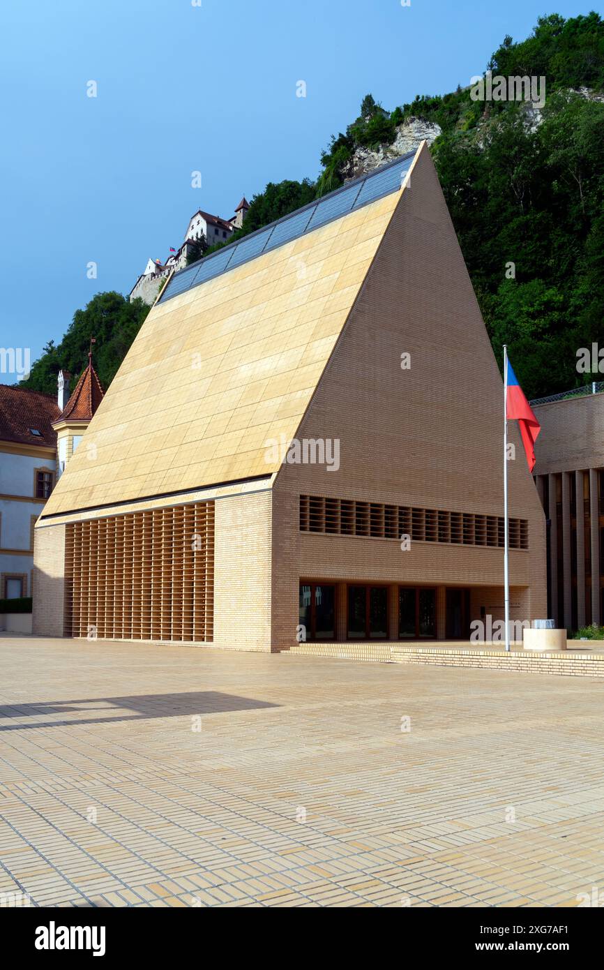 Forum d'État et Parlement de la Principauté de Liechtenstein à Vaduz (Liechtenstein). Conçu par Studio Hansjörg Göritz, architectes. Banque D'Images