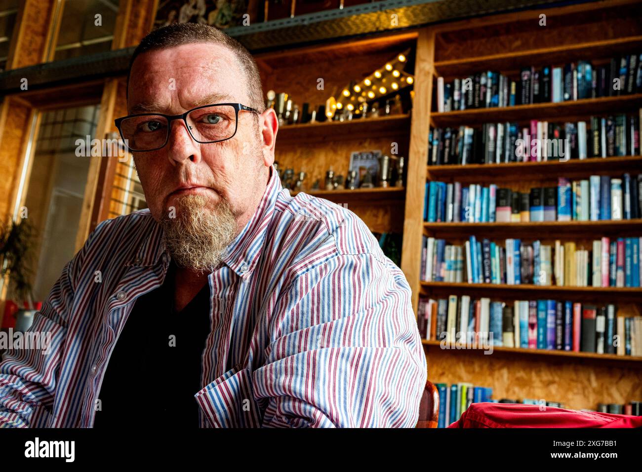 Selfie / Autoportrait Guido Koppes Portrait du photojournaliste Guido Koppes dans son Café RAW. Tilburg, pays-Bas. MRYES Tilburg Cafe RAW / Spoorzone Noord-Brabant Nederland Copyright : xGuidoxKoppesxPhotox Banque D'Images