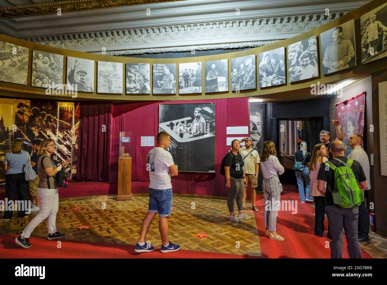 Gori, Géorgie - 3 juillet 2024 : touristes visitant le Musée Joseph Staline qui est dédié à la vie de Joseph Staline est situé à Gori, Géorgie. Banque D'Images