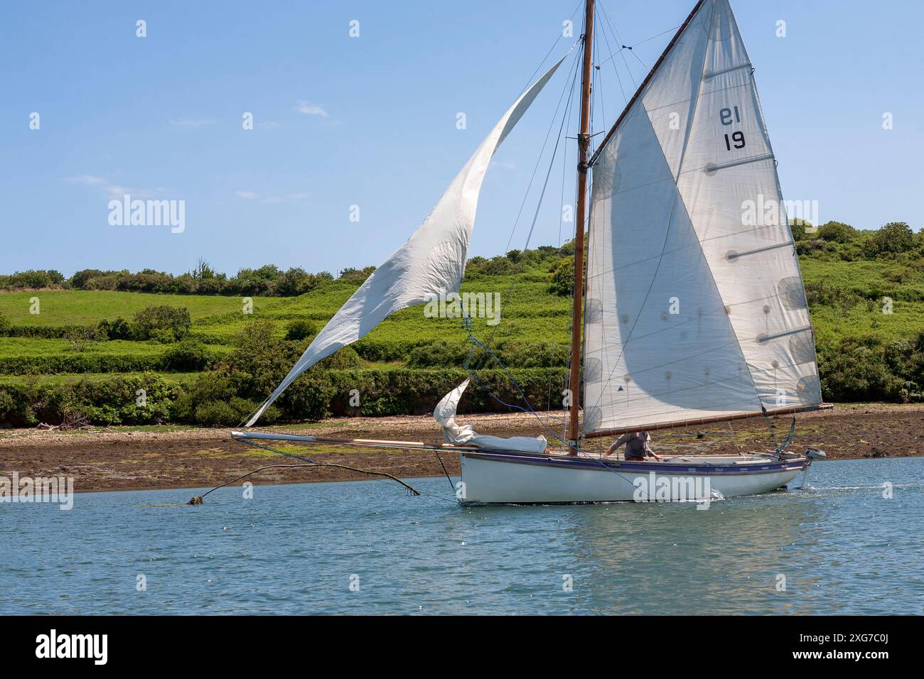 Coupe-gaff traditionnel ouvert en bateau de jour sur l'Aber Wrac'h, Finistère, Bretagne, France Banque D'Images