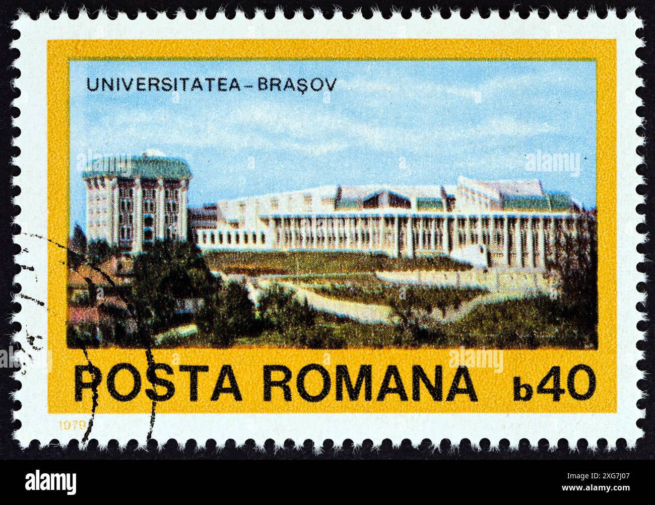 ROUMANIE - VERS 1979 : un timbre imprimé en Roumanie à partir de l'émission "architecture contemporaine" montre l'université de Brasov Banque D'Images