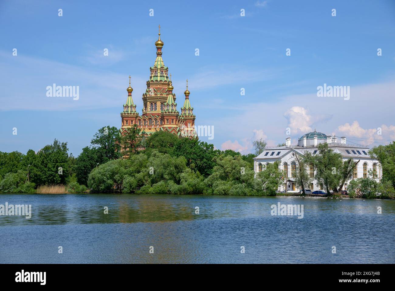 Vue sur l'étang Holguin un jour d'été. Peterhof, Russie Banque D'Images