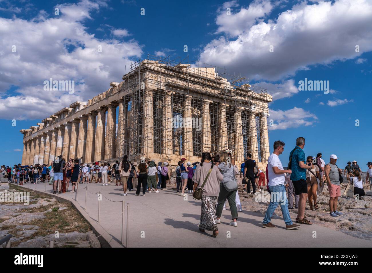 Le Parthénon, le temple grec dédié à la déesse Athéna, à l'intérieur de l'Acropole de la ville d'Athènes. Grèce. Banque D'Images