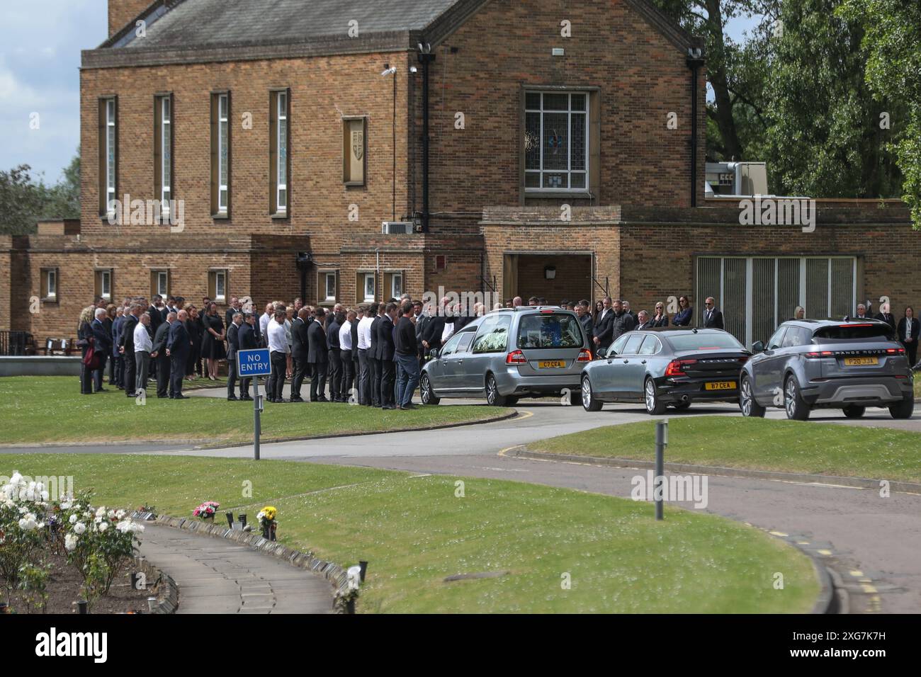 Pontefract, Royaume-Uni. 07 juillet 2024. Rob Burrow CBE fait son dernier voyage alors que sa voiture funéraire entre dans le crématorium de Pontefract lors des funérailles de Rob Burrow CBE au crématorium de Pontefract, Pontefract, Royaume-Uni, le 7 juillet 2024 (photo par Alfie Cosgrove/News images) à Pontefract, Royaume-Uni, le 7/7/2024. (Photo par Alfie Cosgrove/News images/SIPA USA) crédit : SIPA USA/Alamy Live News Banque D'Images