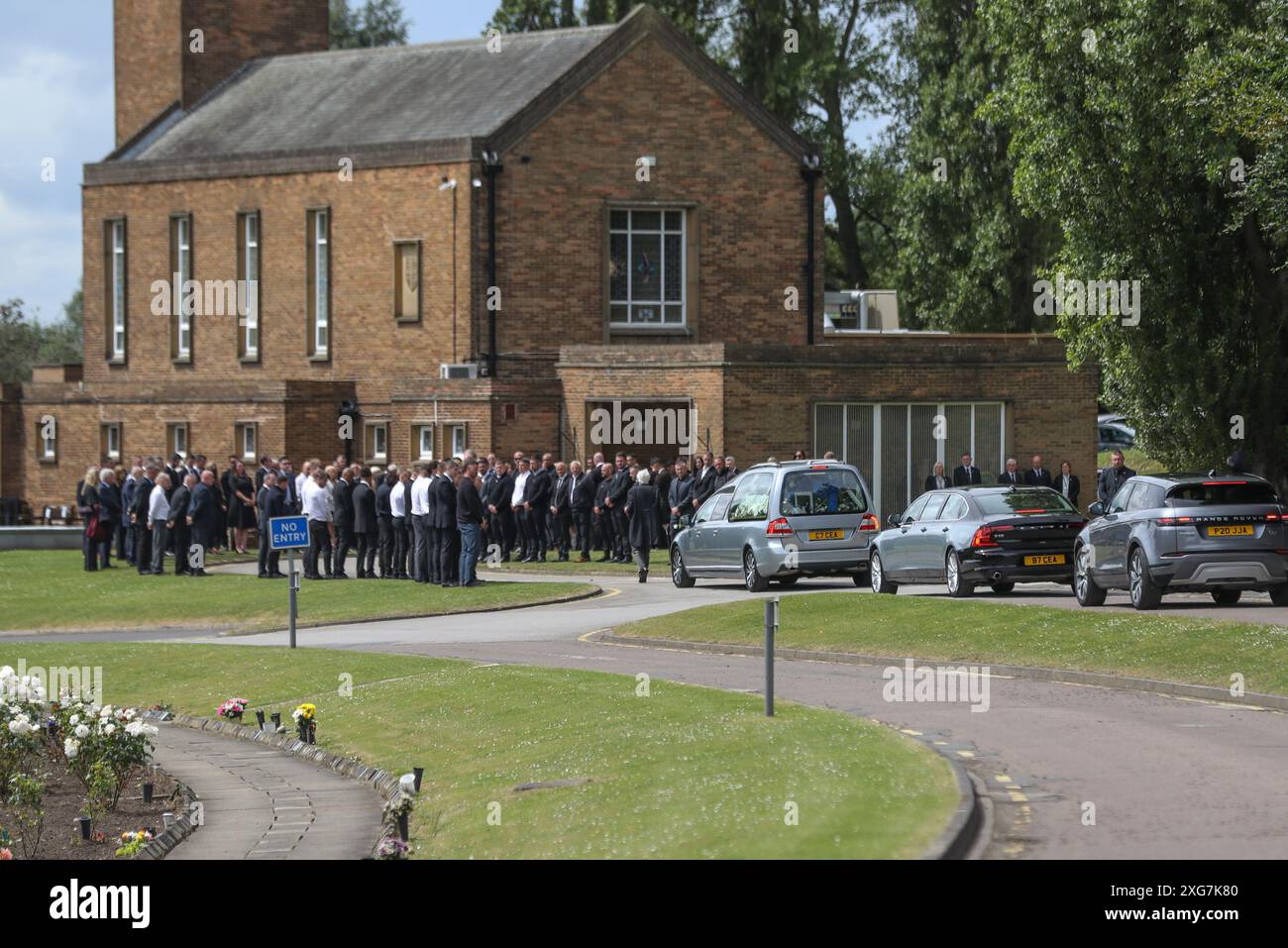 Pontefract, Royaume-Uni. 07 juillet 2024. Rob Burrow CBE fait son dernier voyage alors que sa voiture funéraire entre dans le crématorium de Pontefract lors des funérailles de Rob Burrow CBE au crématorium de Pontefract, Pontefract, Royaume-Uni, le 7 juillet 2024 (photo par Alfie Cosgrove/News images) à Pontefract, Royaume-Uni, le 7/7/2024. (Photo par Alfie Cosgrove/News images/SIPA USA) crédit : SIPA USA/Alamy Live News Banque D'Images