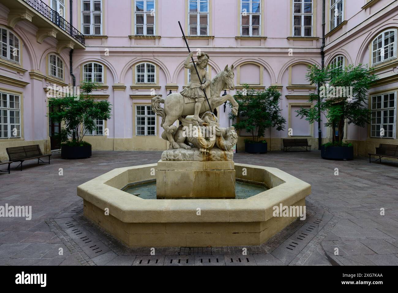 Ancienne fontaine Saint-Georges dans la cour du Palais des Primats ou Palais Primacialny à Bratislava, Slovaquie Banque D'Images