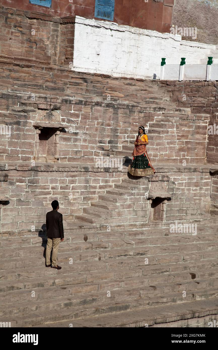 Mariés et mariés au stepwell de Toorji (Toorji Ka Jhalra), Jodpur, Inde. Construit dans les années 1740 par le Consort du Maharaja Abhay Singh. Banque D'Images