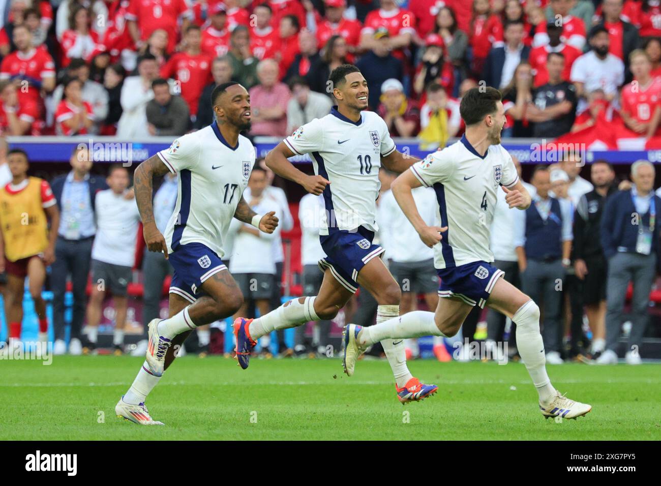Ivan Toney d'Angleterre, Jude Bellingham et Declan Rice, célèbrent à la fin du match de football des quarts de finale de l'Euro 2024 entre l'Angleterre et la Suisse au stade Dusseldorf Arena de Dusseldorf (Allemagne), le 6 juillet 2024. Banque D'Images